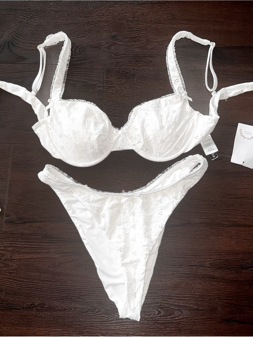 Dippin’ Daisy’s White Eyelet Bikini Set Top L Bottom M NWT